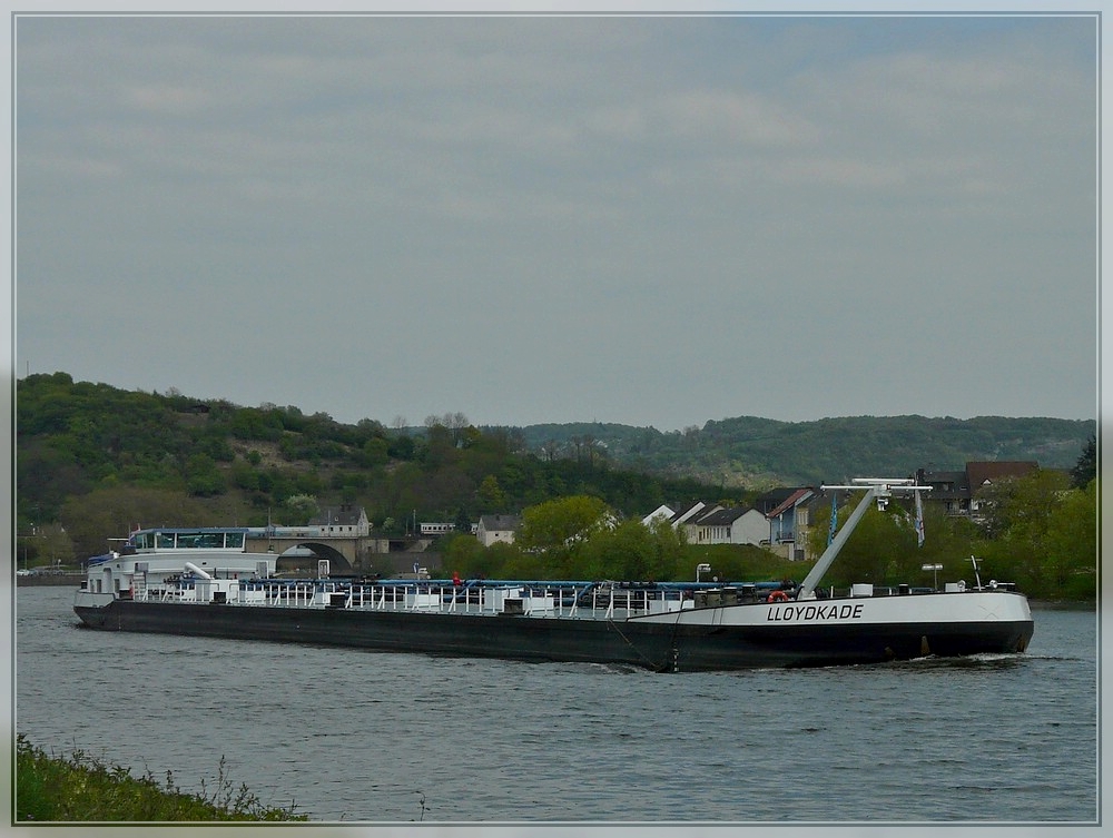 Tankschiff  LLOYDKADE  Euronr 02320519, L 109,9m, B 10,5m, 2494t, Bj 1992 aufgenommen auf der Mosel in der Nhe von Mertert (L) am 17.04.2011.