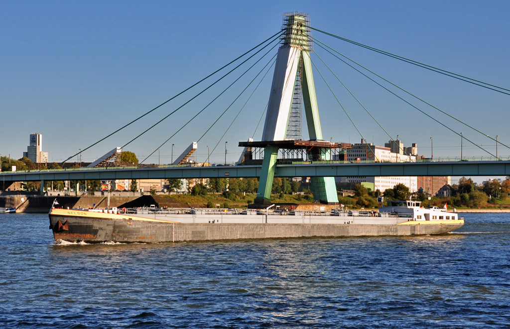 Tankschiff  Nelson  auf dem Rhein kurz hinter der Severinsbrcke in Kln - 10.10.2010