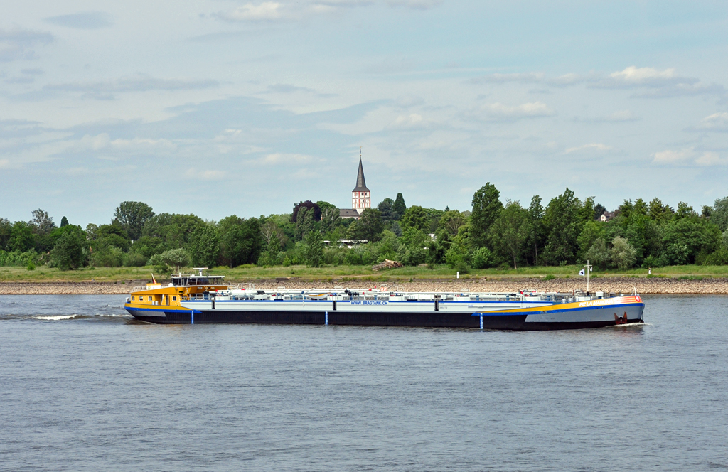 Tankschiff  Piz La Margna  auf dem Rhein querab Bonn-Beuel - 28.05.2011