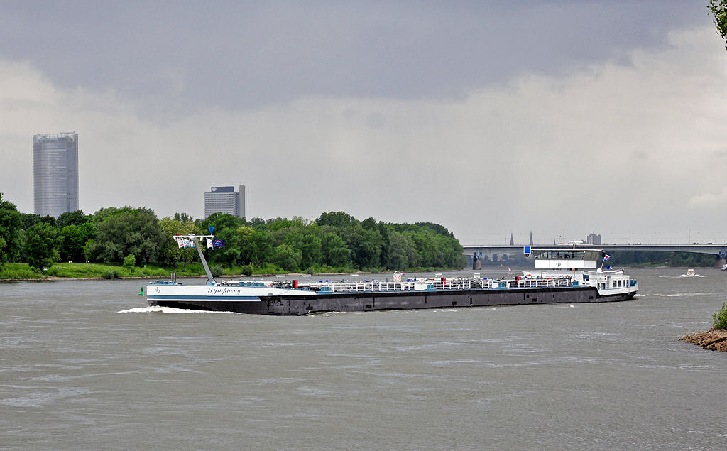 Tankschiff  Symphony  auf dem Rhein querab Oberkassel - 30.05.2010