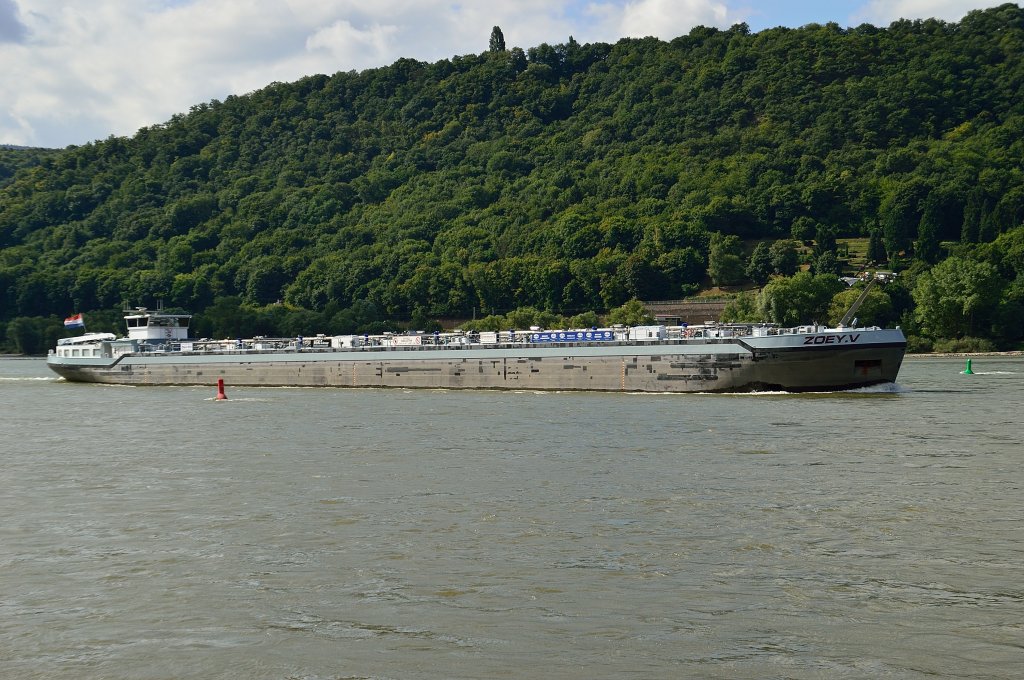 Tankschiff Zoey.V bei Lorchhausen rheinabwrts fahrend. Samstag den 10.8.2013