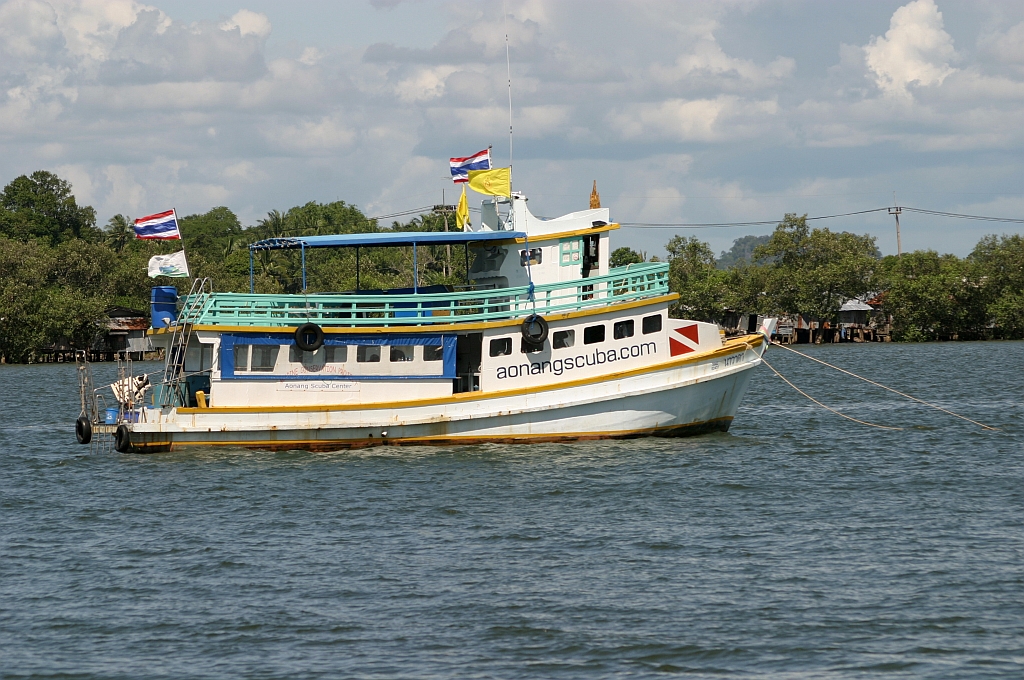 Tauchboot  NAVADA  Reg.Nr.3342 02437, ein ehemaliger Fischkutter, am 26.Mai 2008 in Krabi.