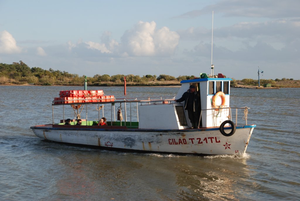 TAVIRA (Distrikt Faro), 17.02.2010, Fahrgastschiff Gilão kommt von der Ilha de Tavira und legt in Quatro Águas an