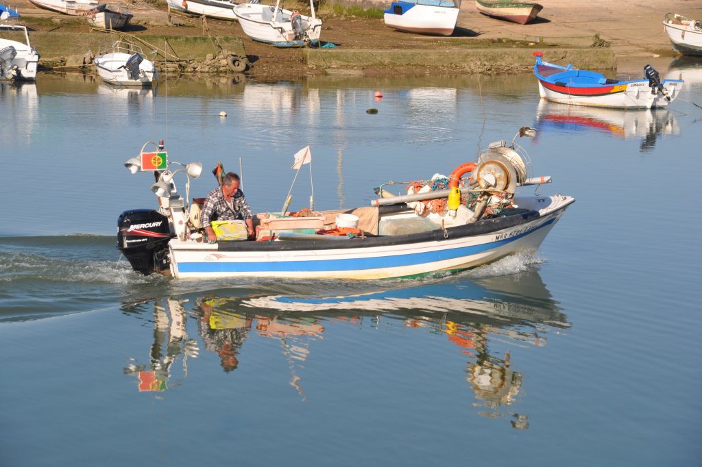 TAVIRA (Distrikt Faro), 24.02.2011, Fischerboot auf dem Rio Gilão in Richtung Meer