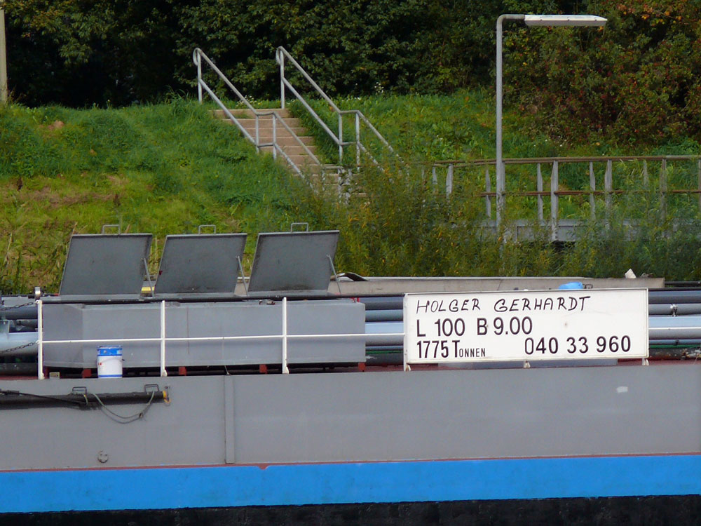 Teils handschriftliches Schild am Tankschiff HOLGER  GERHARDT, brigens auch am Heck wurde der Schiffsname handschriftlich angebracht; Geesthacht Unterer Schleusenkanal, 30.09.2010
