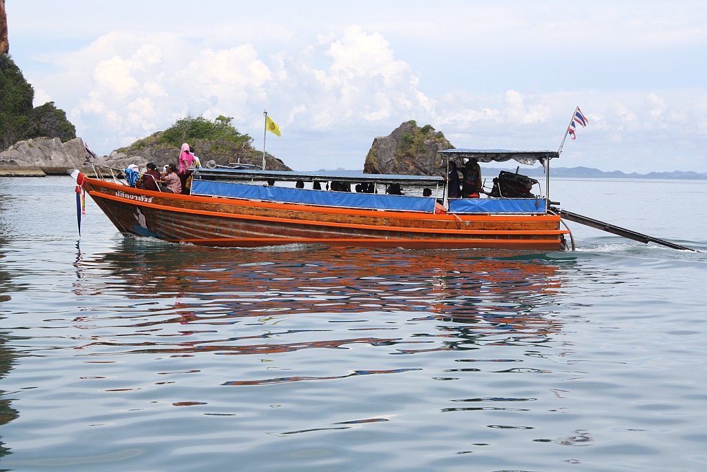 Thailndisches Longtail Boat mit der Nummer 5152 50377 steuert am 23.Mai 2010 den Phra Nang Beach an.