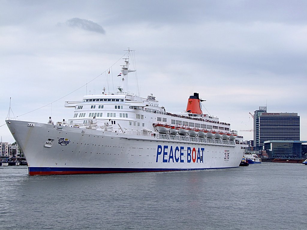 The OCEANIC  PEACE-BOAT (IMO:5260679; L=238; B=30mtr.)verlsst musikalisch begleite um 18:15 den Hafen von Amsterdam; 110904