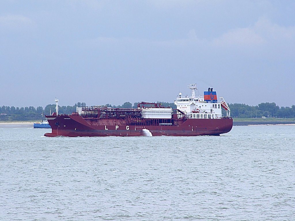 Thetagas(IMO:9368792; L=120; B=20m; DWT9300t; Bj.2008)passiert von der Nordsee kommend die Hafenstadt Vlissingen; 110830