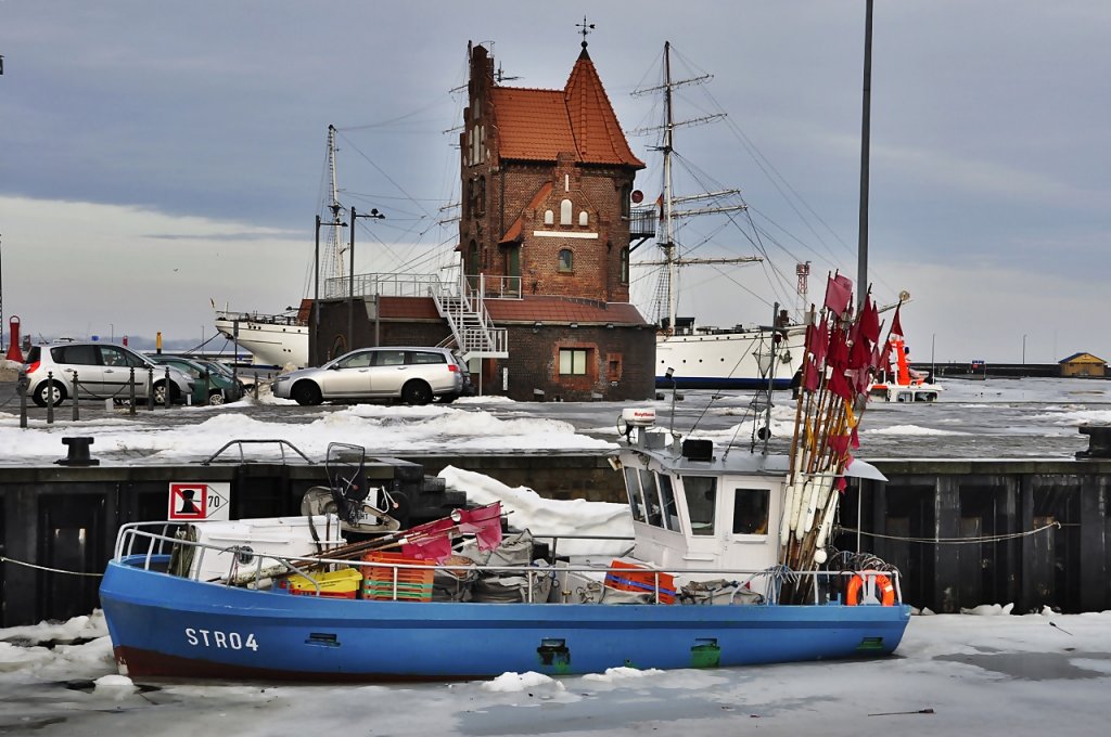 tiefgefroren - Fischerboot STR04 im Stralsunder Stadthafen, 09.01.2011