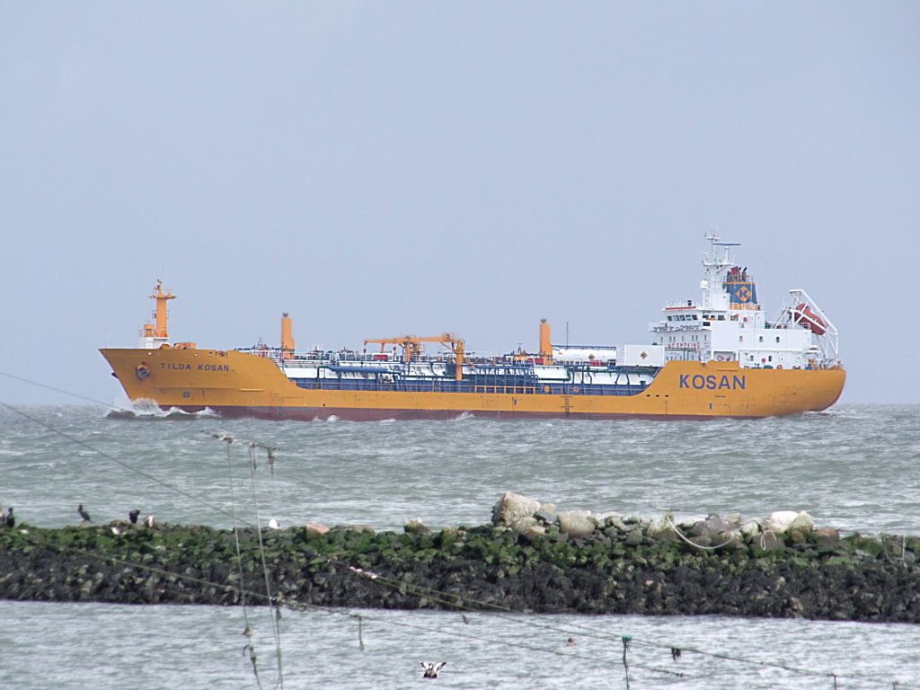 Tilda-Kosan,IMO-9174359,L=107;B=20mtr.dringt im Bereich der Kugelbake bei Cuxhaven in die Gewsser der Nordsee;090829