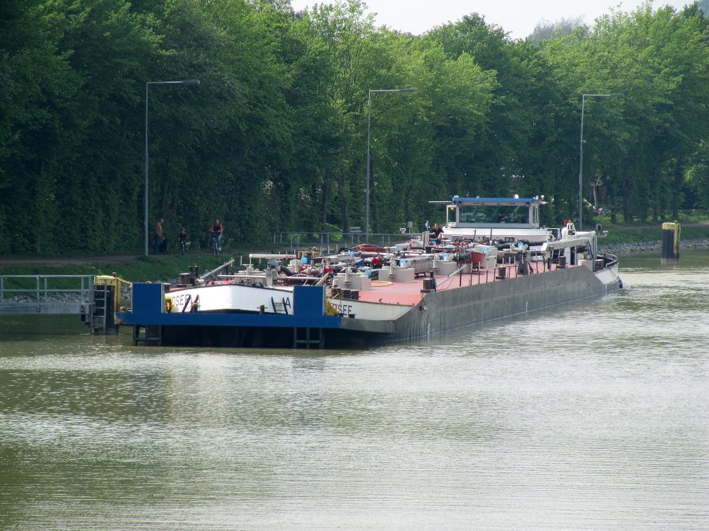 TMS Alfred Josef , 04600630 , wartet am 28.04.2011 im DEK auf die Einfahrt in die Schl. Bevergern und fhrt dann Ri. MLK weiter.