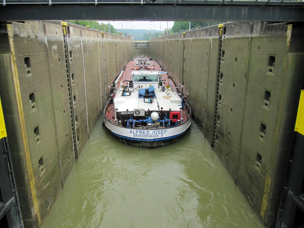 TMS Alfred Josef , 04600630 , am 28.04.2011 in der Schleuse Bevergern mit Fahrtrichtung MLK / Mittellandkanal.