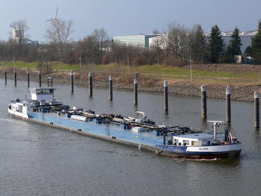 TMS ALINA, (ENI: 4000360) von Hamburg kommend kurz vor Einfahrt in die Schleuse Geesthacht; 21.03.2011
