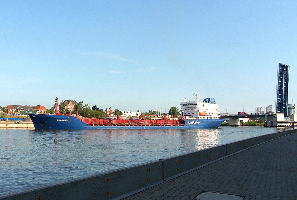 TMS AMARANTH IMO 7816484, MMSI 576321000, hat die Lbecker Eric Warburg Brcke durchfahren und geht an den Lagerhauskai 2... Aufgenommen: 11.6.2012