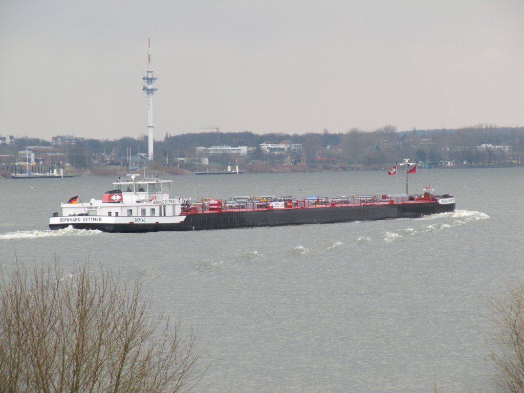TMS Bernhard Dettmer am 28.03.2010 auf der Elbe bei Lhe Fahrtrichtung Hafen Hamburg