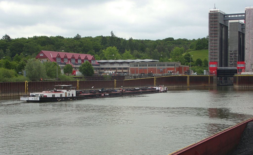 TMS BLACKBEAR ENI 04400940 aus Minden fhrt in den Hebetrog vom Unterwasser des Hebewerk Lneburg/Scharnebeck ein...  Aufgenommen: 31.5.2012