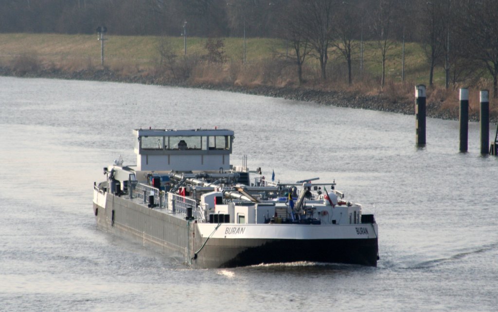 TMS Buran am 20.03.2011 im Unterwasser der Schleuse Geesthacht. Fahrtrichtung Lauenburg.