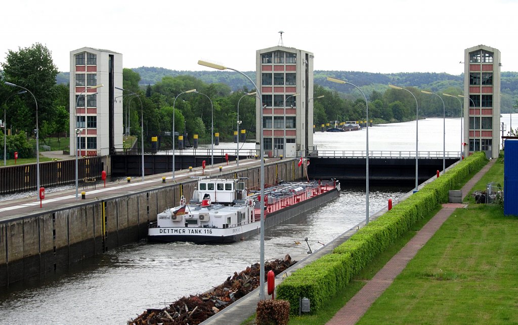 TMS DETTMER TANK 116 ENI 04802310, liegt in der Geesthachter Elb-Schleuse zu Berg.
Im Oberwasser ist das GMS Harmonie ENI 04804310 am Dalben zu erkennen ...Aufgenommen: 11.5.2012