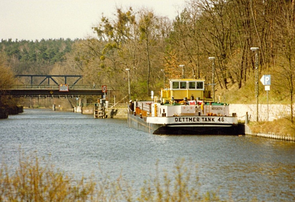 TMS Dettmer Tank 46 im  APRIL  1993. Scan vom Foto. Das TMS wartet auf seinen TSL. Die Fahrt geht dann vom Teltowkanal durch den Griebnitzsee und der Glienickerbrcke Richtung Brandenburg. Berlin-Kohlhasenbrck.  