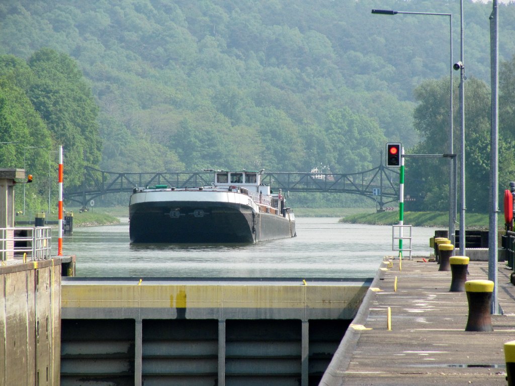 TMS Dettmer Tank 49 , 4016480 , wartet am 28.04.2011 im DEK auf die Einfahrt in die Schleuse Bevergern mit Fahrtrichtung Rheine.