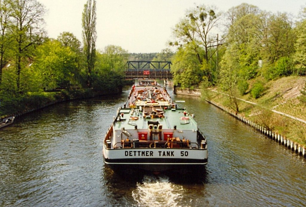 TMS Dettmer Tank 50 + TSL Dettmer Tank 110 im  APRIL  1993  im Teltowkanal in Berlin-Kohlhasenbrck. Scan vom Foto. Der Verband hatte im Kraftwerk Lichterfelde geleichtert und fhrt Richtung Potsdam / Brandenburg.