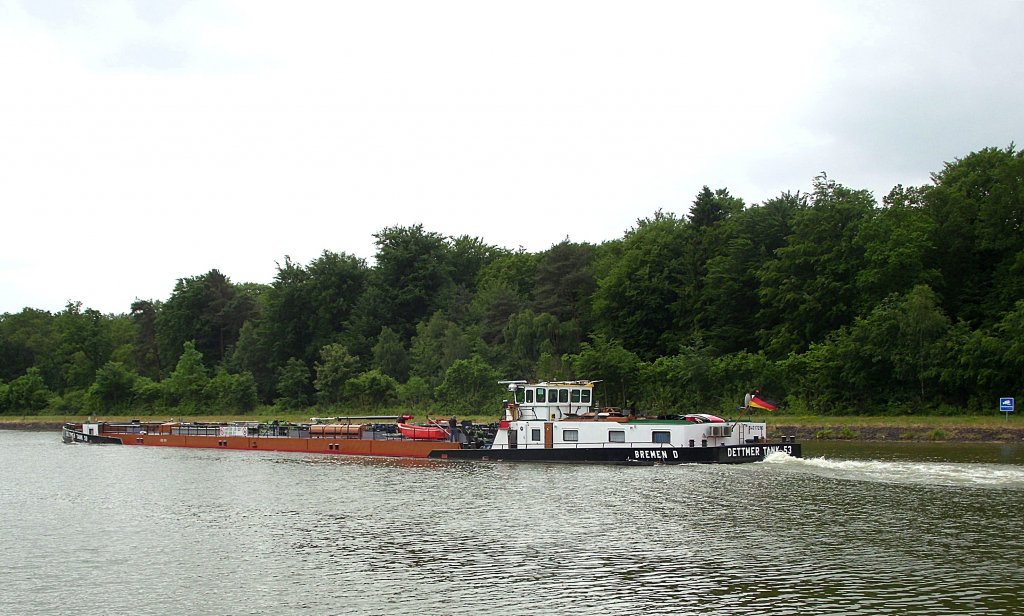 TMS DETTMER TANK 53 ENI 04017280, nach Schiffshebung Weiterfahrt durch's Oberwasser Scharnebeck...   Aufgenommen: 31.5.2012