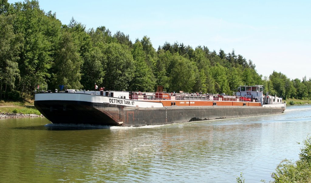 TMS Dettmer Tank 87 , 04019210 , hier am 04.06.2011 auf dem ESK zw. Hf.Wittingen und Lder mit Fahrtrichtung Bad Bodenteich / Schl. Uelzen.