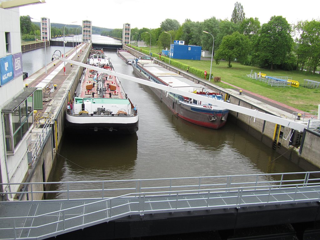 TMS DETTMER TANK 87 ENI 04019210, links sowie GMS LABEO ENI 04001640, rechts in der Geesthachter Schleuse in Fahrtrichtung elbabwrts...  Aufgenommen: 11.5.2012