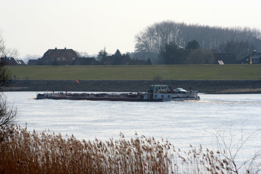 TMS Dettmer Tank 95 hat am 20.03.2011 HH verlassen und fhrt auf der Elbe zu Berg bei Howe kurz vor dem Zollenspieker Fhrhaus. 