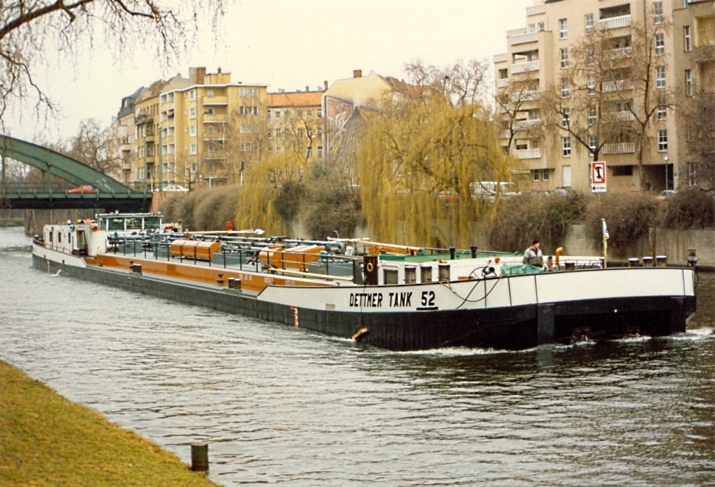 TMS Dettmer Tank Tank 52 im  JAHR 1993  in Berlin-Charlottenburg auf der Spree zu Berg - damals noch in der  kurzen Version . Scan vom Foto. Nach Berlin gekommen war das TMS mit seinem TSL Dettmer Tank 112 welcher von einem kleinen Schubboot innerhalb der Stadt geschoben werden mute.  