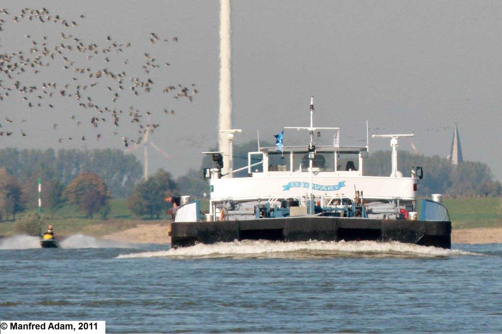 TMS Djovaki, ENI 04803810, am 16.10.2011 voll beladen bei Xanten/Bislich bergwrts fahrend. Lnge: 108,49 m, Breite: 11,40 m, Tiefgang: 3,50 m,Tonnage: 3222 t.