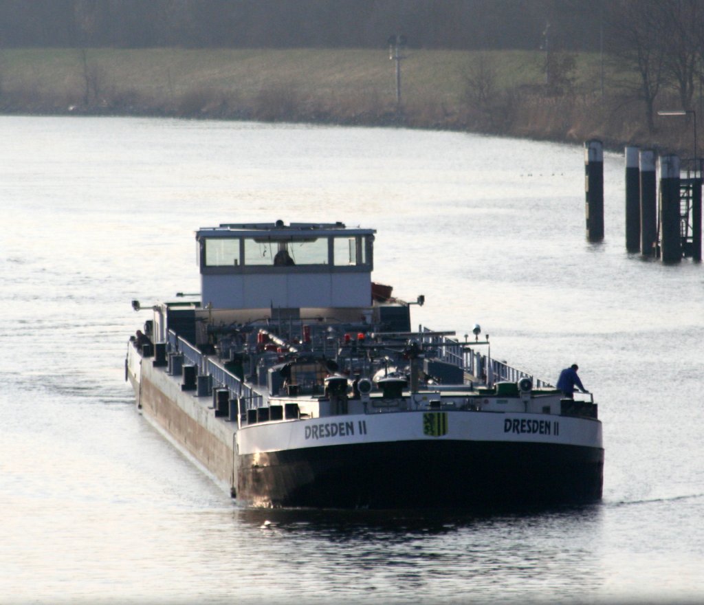 TMS Dresden II am 20.03.2011 fhrt gleich in die Nordkammer der Schleuse Geesthacht ein. Fahrtrichtung Lauenburg