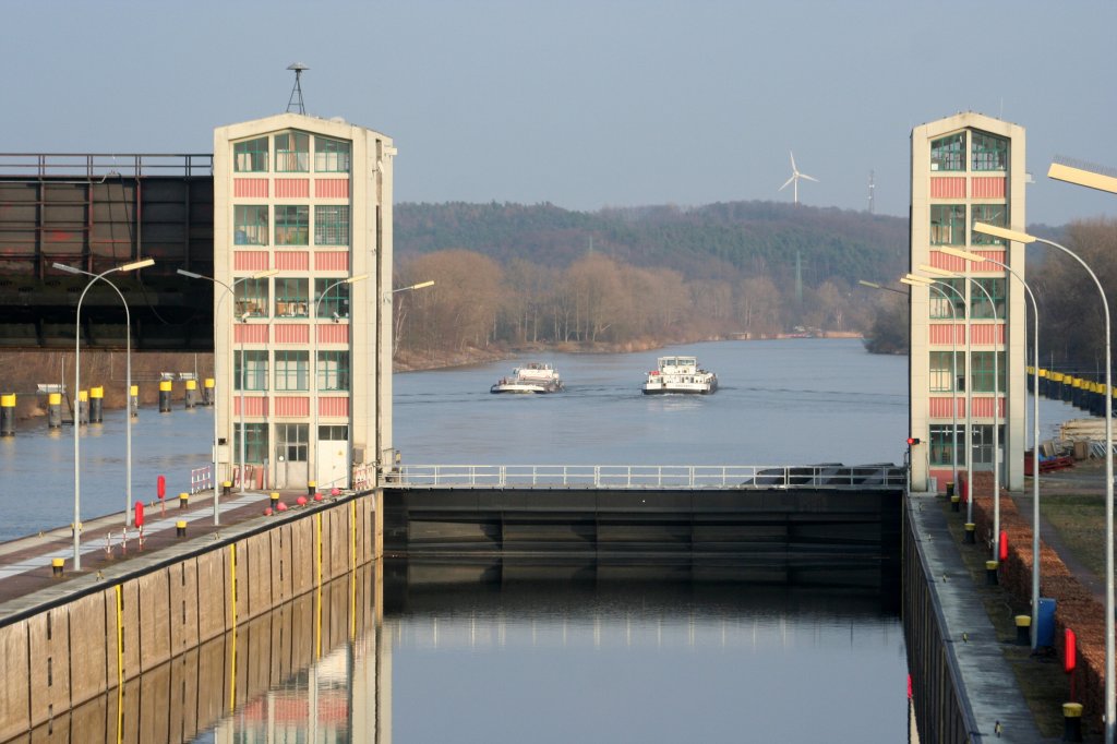 TMS Dresden II fhrt am 20.03.2011 die Elbe zu Berg Ri. Lauenburg , MS Odin zu Tal Ri. HH vor der Schl. Geesthacht