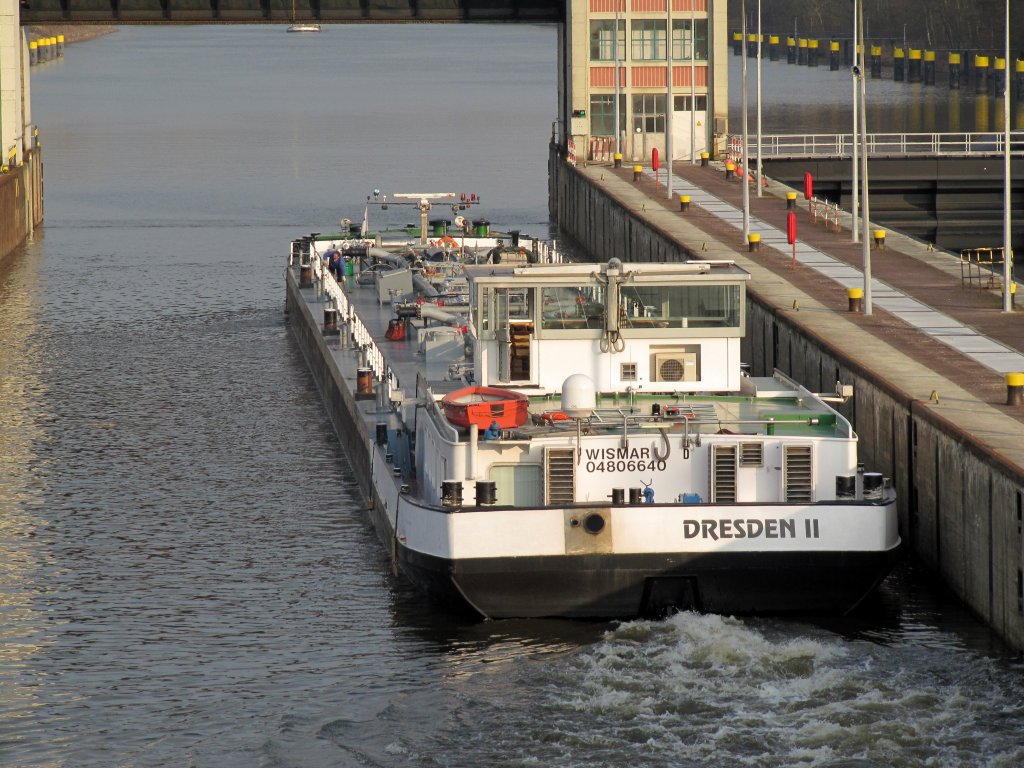 TMS Dresden II verlt die Schleuse Geesthacht am 20.03.2011 und fhrt die Elbe zu Berg Richtung Elbe-Seitenkanal.