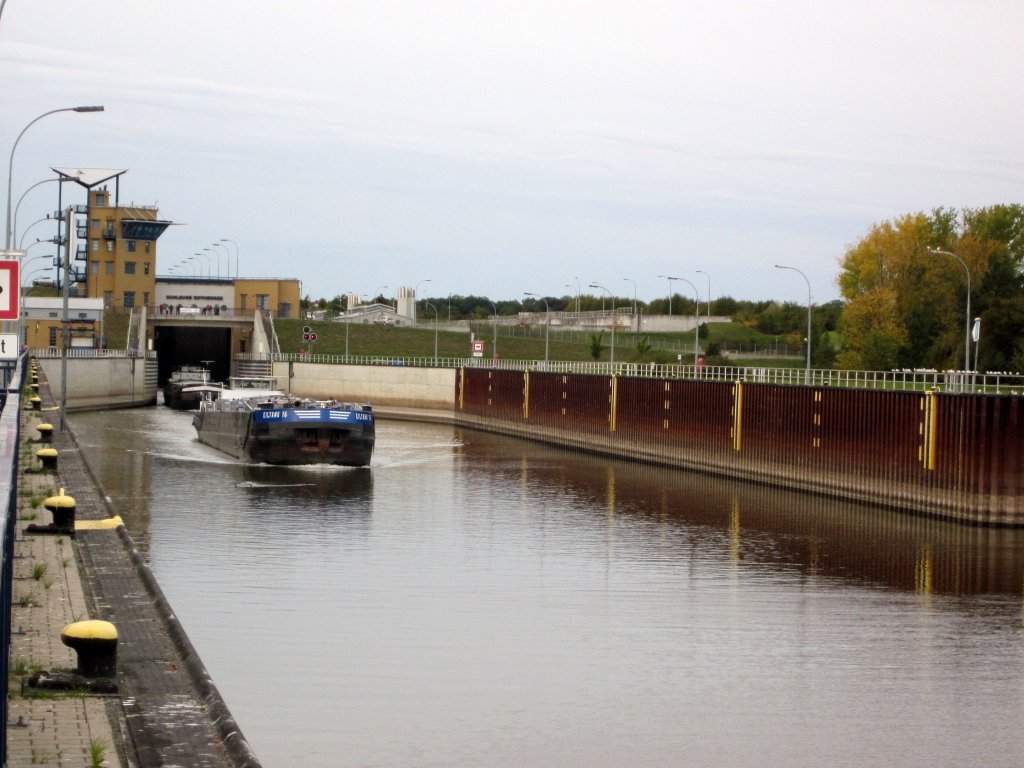 TMS Eiltank 16 , Duisburg / D , 4302510  und das MS Therese , 04601650 , verlassen am 09.10.2011 die Schleuse Rothensee zu Tal und fahren in den Magdeburger Abstiegskanal ein. 