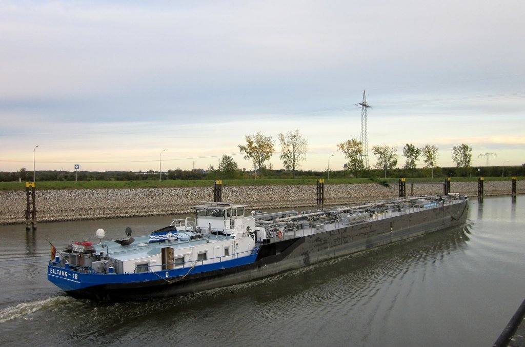 TMS Eiltank 16 hat am 09.10.2011 die Schleuse Rothensee verlassen und nimmt Kurs auf die Magdeburger Hfen bzw. die Elbe.