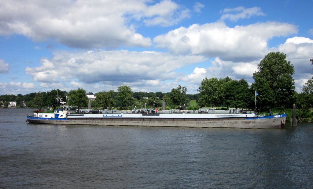 TMS Eiltank 2 , 02310027 , 80 x 9,5 , liegt am 15.07.2012 festgemacht am Gorch Fock Park im Hamburger Hafen.