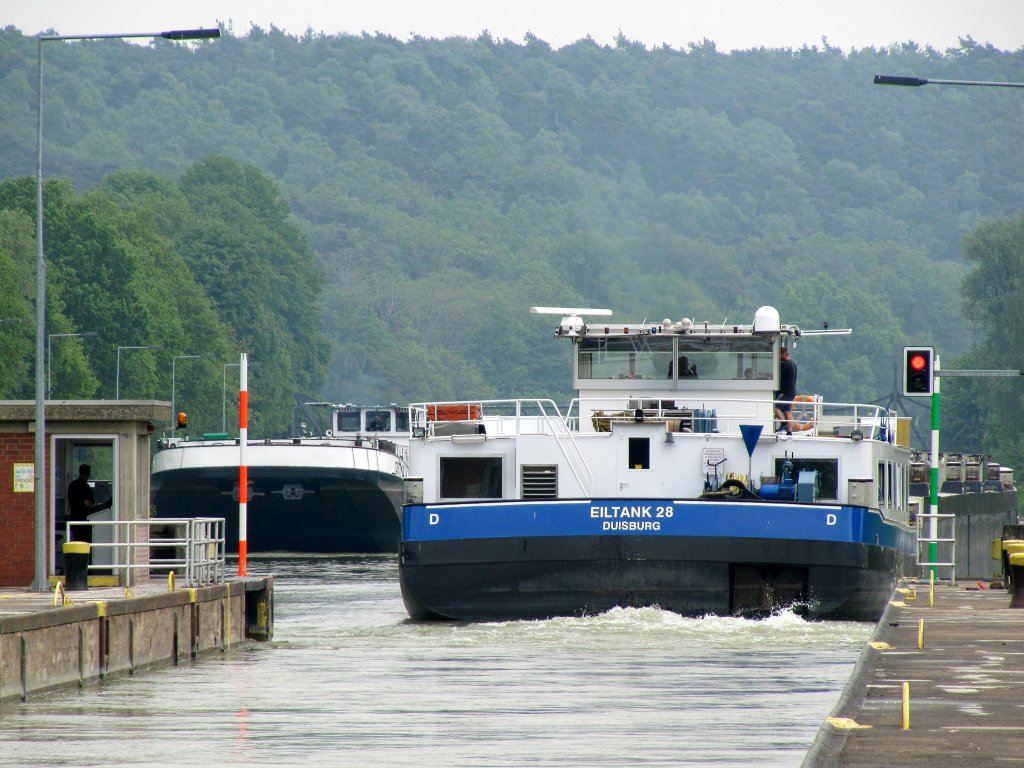 TMS Eiltank 28 , 04806850 , verlsst die Schleuse Bevergern im DEK und fhrt Richtung Mnster. 28.04.2011. Auf Einfahrt wartet TMS Dettmer Tank 49. 