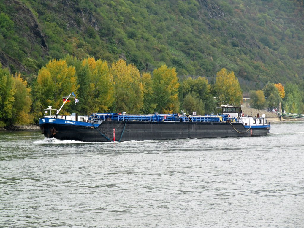 TMS Eiltank 37 , L 83,83 , B 9,50 , am 07.10.2010 bei Boppard auf dem Rhein zu Tal.