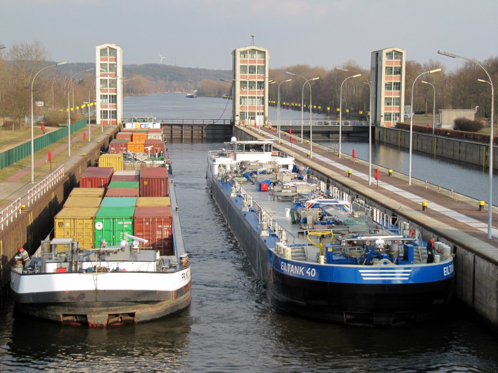 TMS Eiltank 40 und der Koppelverband MS BCF Glckauf mit SL Primero warten in Geesthacht auf die Schleusung und fahren anschliessend die Elbe zu Tal Ri. HH. 