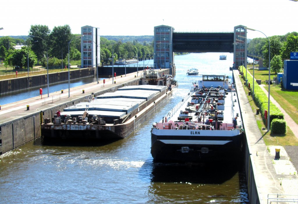 TMS ELAN ENI 04005380, liegt neben dem Schubverband TR 21 in der Elbschleuse Geesthacht um abgeschleusst zu werden... Aufgenommen: 24.5.2012