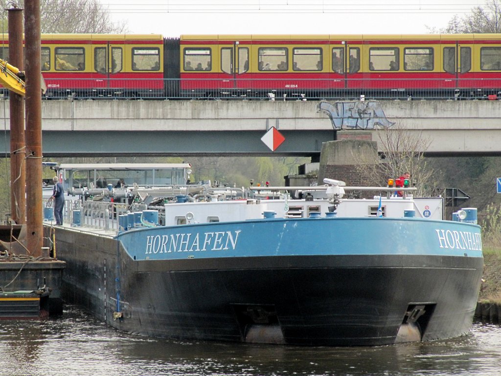 TMS Hornhafen am 05.04.2011 auf der Spree zu Tal. Kurz hinter der Eisenbahnbrcke am Tegeler Weg werden Ufer-Befestigungsarbeiten ausgefhrt-eine ziemliche enge Geschichte f.d. TMS. Meisterliche Leistung vom Schiffsfhrer und seiner Besatzung.