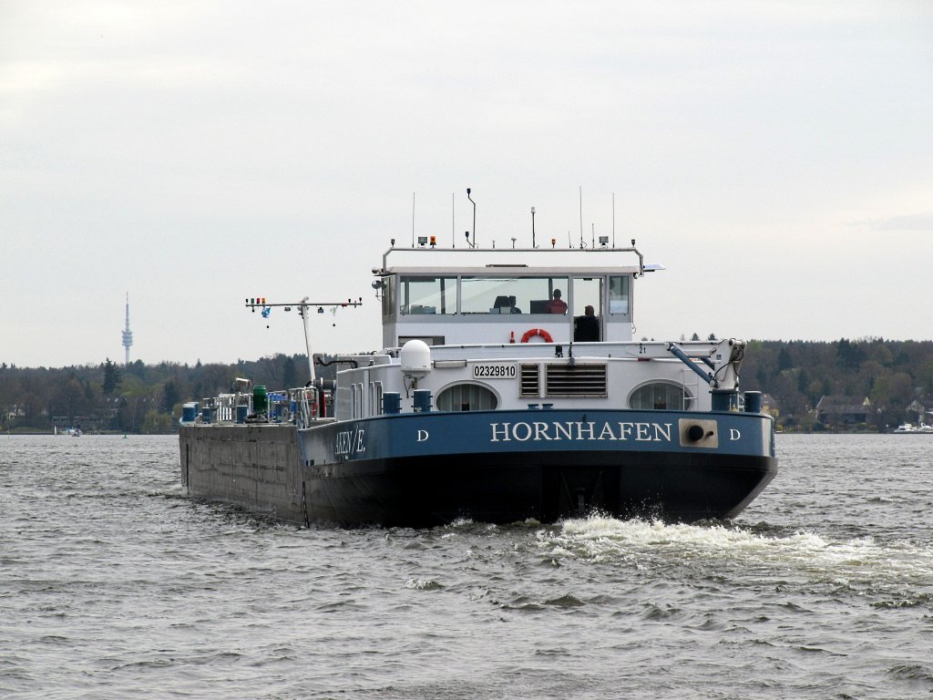 TMS Hornhafen hat das Pichelsdorfer Gmnd verlassen und fhrt die Havel zu Tal Richtung Potsdam. 05.04.2011