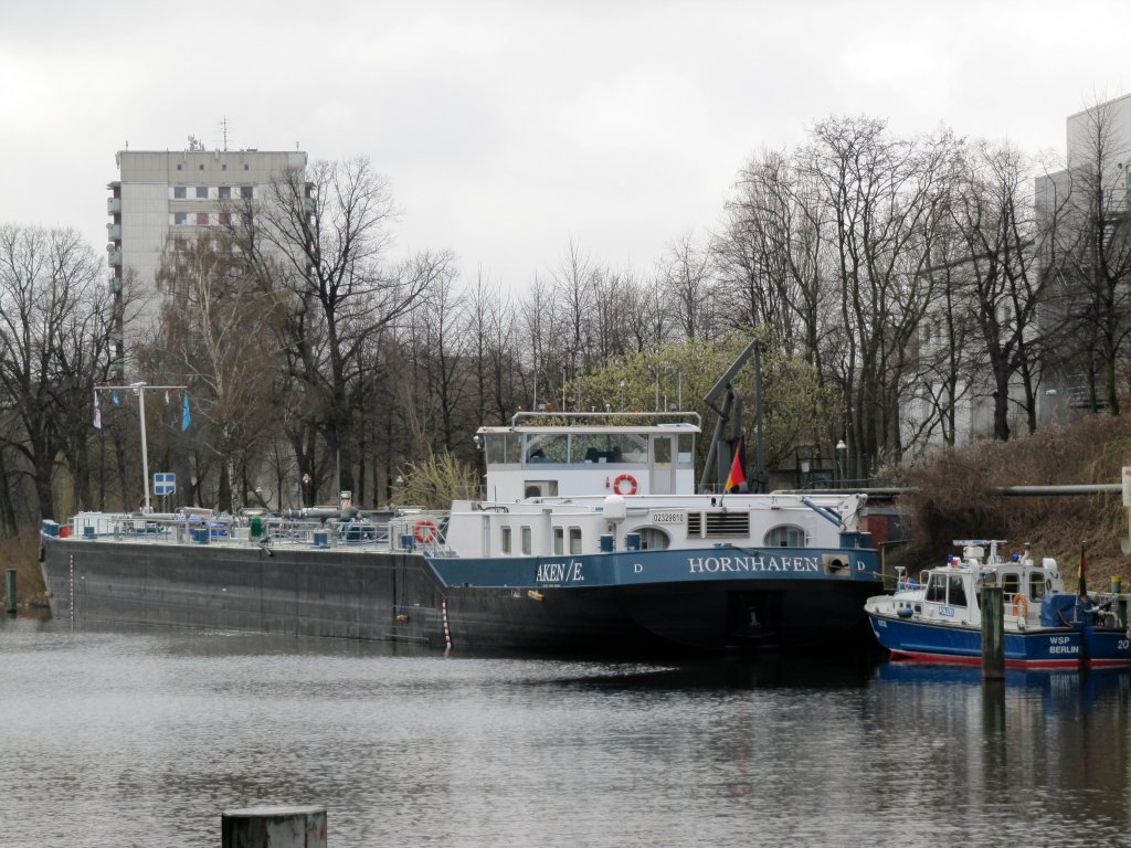 TMS Hornhafen mit WSP-Boot 20  Lietze  am 26.03.2011 im Charlottenburger Verbindungskanal in Berlin-Charlottenburg.