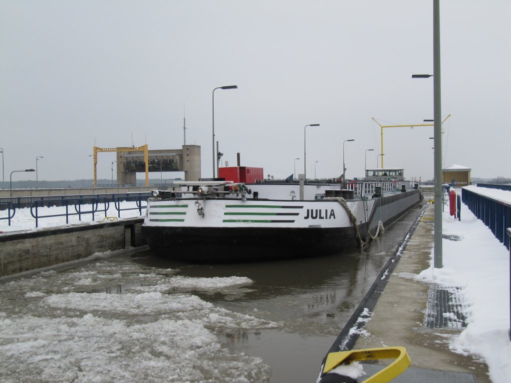 TMS Julia , L 85 - B 9,6 - T 3,05 , in der Schleuse Uelzen II Fahrtrichtung MLK am 14.01.2010