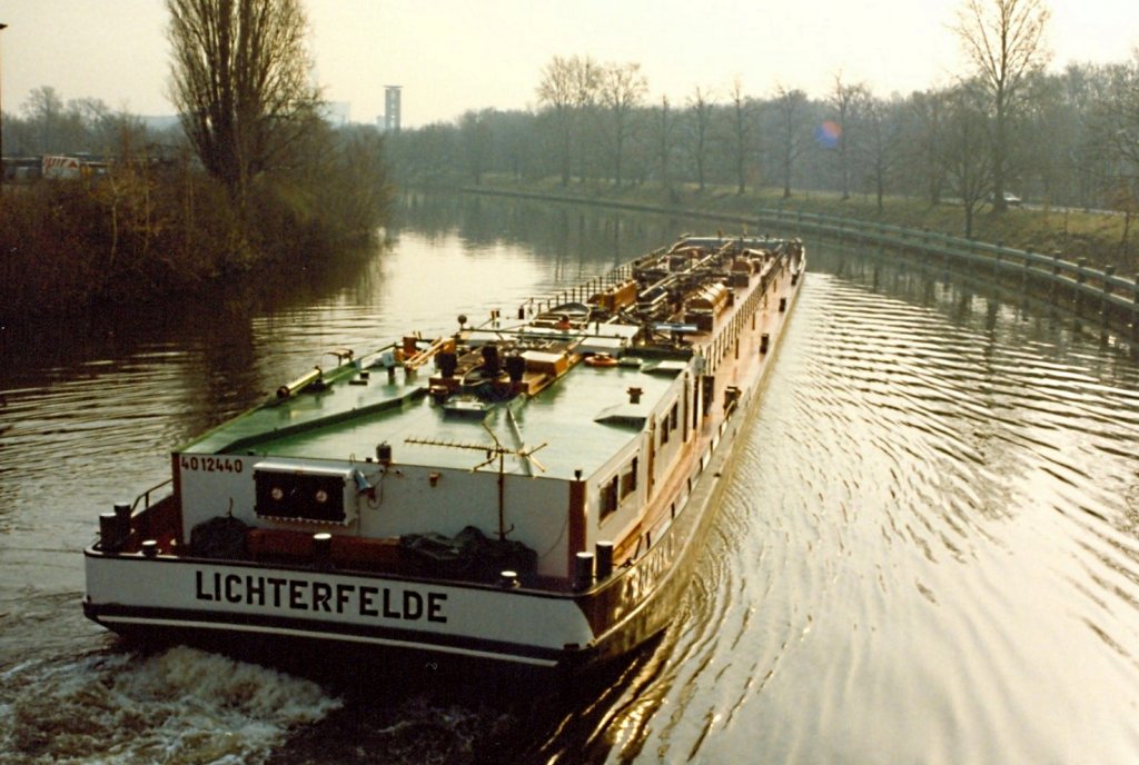 TMS Lichterfelde der Dettmer Reederei im  MÄRZ  1993 in Berlin-Tiergarten auf der Spree zu Berg Richtung Mühlendammschleuse. Scan vom Foto