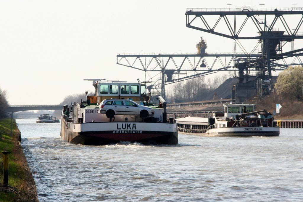 TMS Luka , 04011450 , am 23.03.2012 beim berholen im MLK am Werkshafen Mehrum. Das TMS ist auf Bergfahrt zw. Peine und Hannover. 