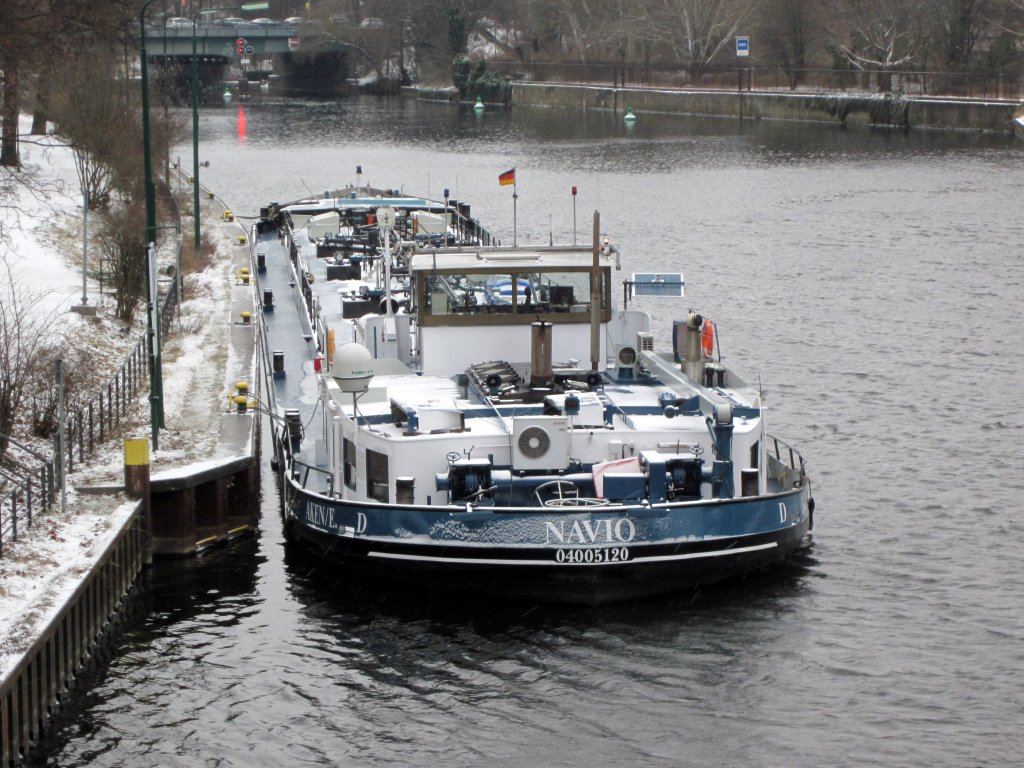 TMS Navio , 04005120 , hat im Januar 2013 in Berlin-Spandau festgemacht.