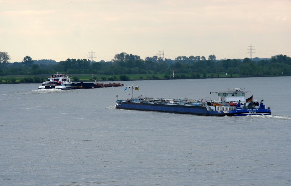 TMS Saskia Reich (04801300) und im Hintergrund der Schubverband Herkules XV (04000670) am 15.05.2012 zwischen Rees und Vynen auf Bergfahrt.