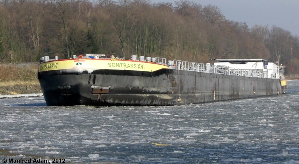 TMS Somtrans XVI, ENI 02332526, fährt am 10.02.2012 auf dem Rhein-Herne-Kanal bei Duisburg-Meiderich durch dünnes Treibeis. Länge: 110,00 m, Breite: 11,45 m, Tiefgang: 3,20 m, Tonnage: 2690 t.